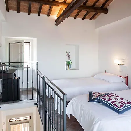 Pensión Red House 4*