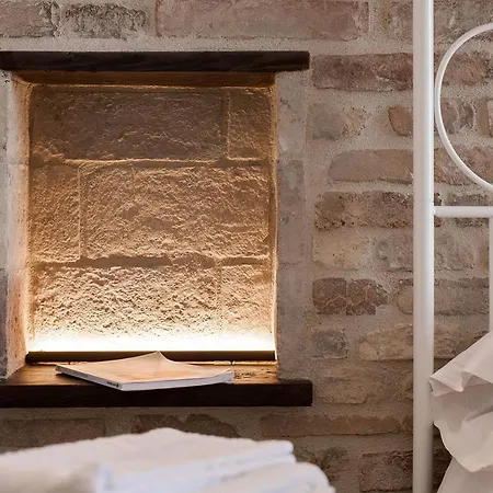 Red House 4* 포텐차 피체나