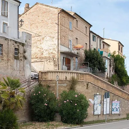 Red House Pensión 4*