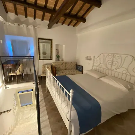 Red House Pensión 4*