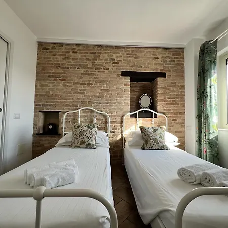 Red House 4*